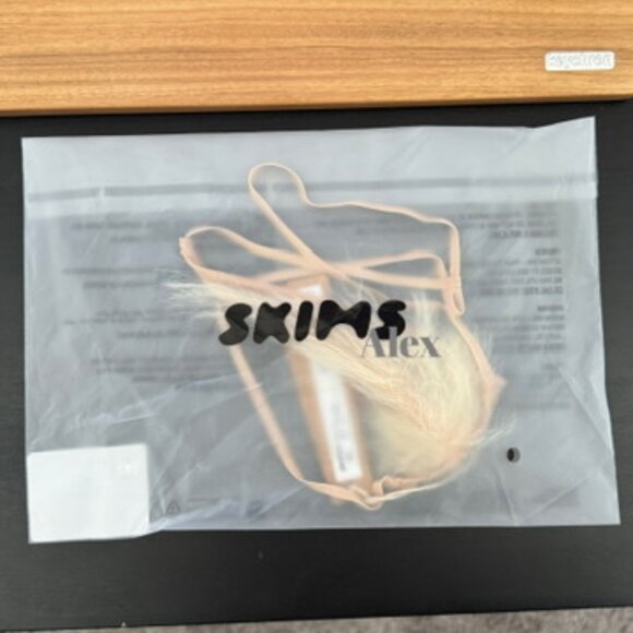 SKIMS FAUX HAIR MICRO STRING THONG Clay Blonde Straight XS X-SMALL - Picture 3 of 3